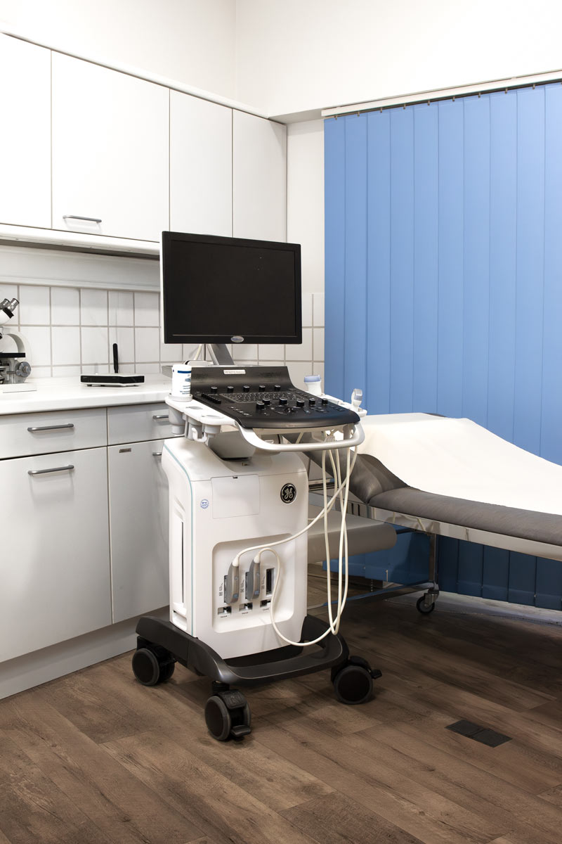 EKG Gerät im Behandlungszimmer